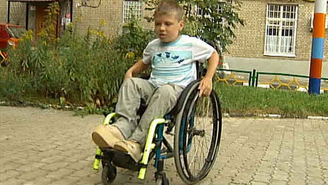 мальчик  в  инвалидном  кресле